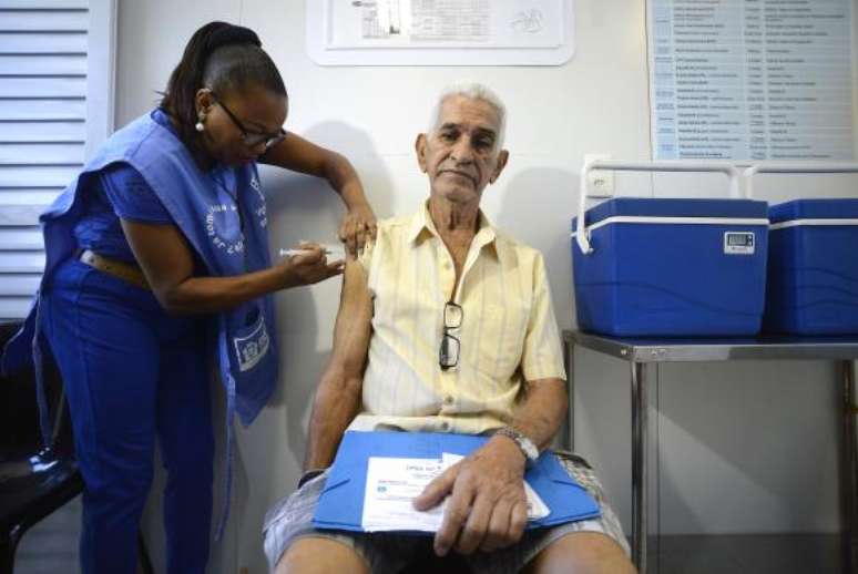 Vacinação contra gripe, sobretudo em idosos, ajuda a  reduzir  número  de  infartos,  diz  o  médico   Luiz Antônio  Machado  César