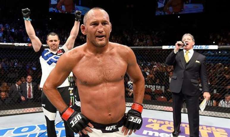 
                        
                        
                       Dan Henderson está disposto a desistir de aposentadoria por luta pelo cinturão no UFC (FOTO: UFC)