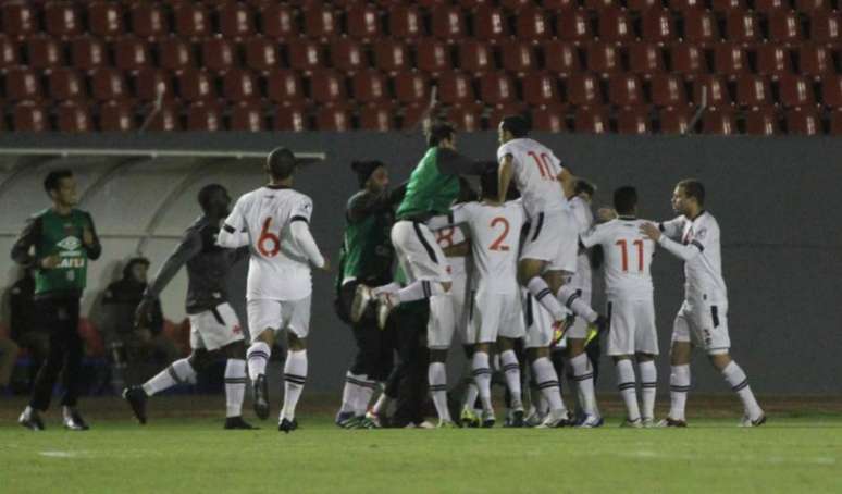 
                        
                        
                    Vasco comemora o gol feito por Rodrigo na partida (Foto: Robson Vilela/AGB/Lancepress!)