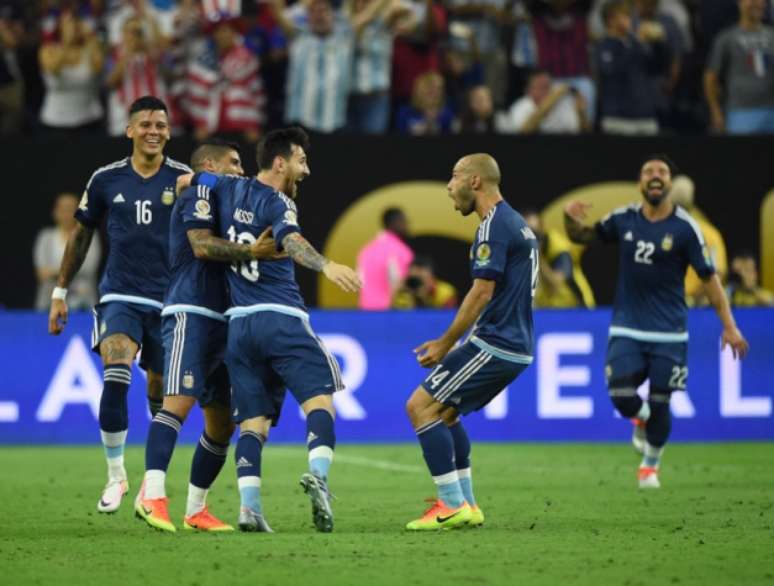 
                        
                        
                    Comemoração do golaço de falta de Messi, o segundo da Argentina contra os EUA (Foto: AFP)