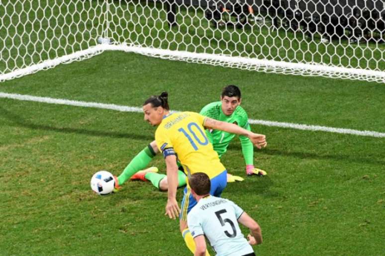 
                        
                        
                    Ibrahimovic passa zerado na Eurocopa (VINCENZO PINTO / AFP)