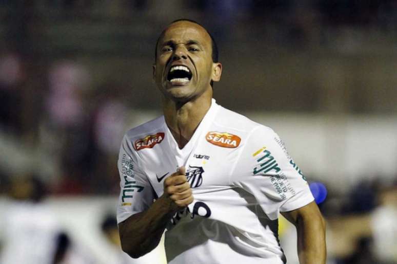 
                        
                        
                    Léo é o maior campeão pelo Santos depois da Era Pelé (FOTO: Ricardo Saibun)
