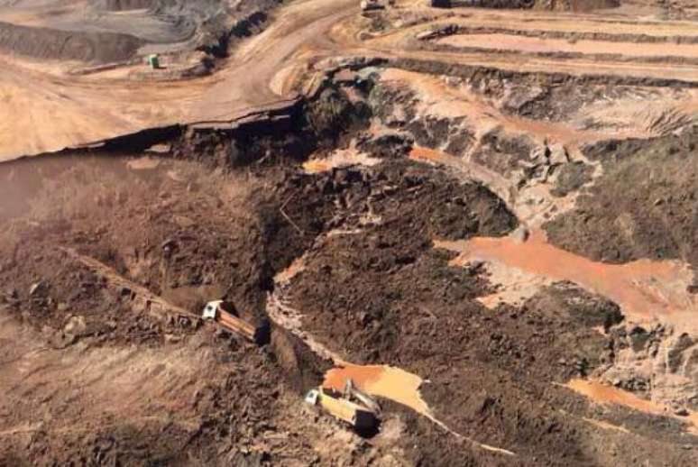 Rompimento da barragem  da mineradora Samarco destruiu o distrito de Bento Rodrigues, zona rural a 23 quilômetros de Mariana, em Minas Gerais