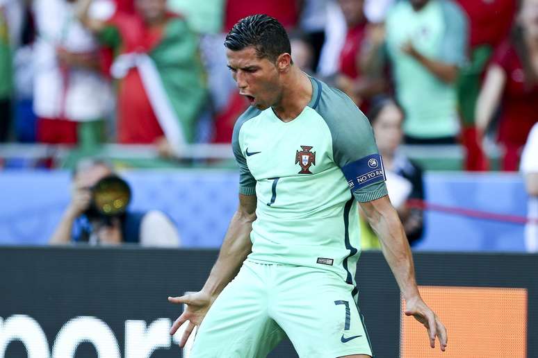 Cristiano Ronaldo comemora o segundo gol marcado contra a Hungria na última rodada da fase de grupos da Eurocopa