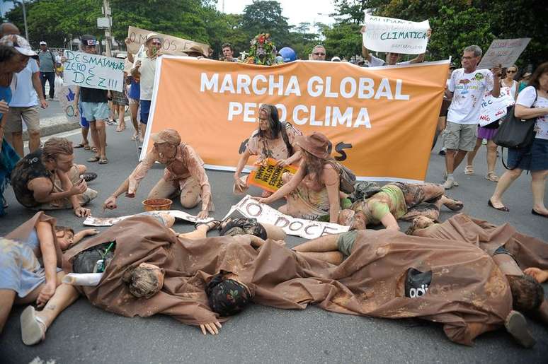 Manifestantes realizam a Marcha Global pelo Clima na orla do Rio em 2015 chamando a atenção da população da cidade para a gravidade das mudanças climáticas globais