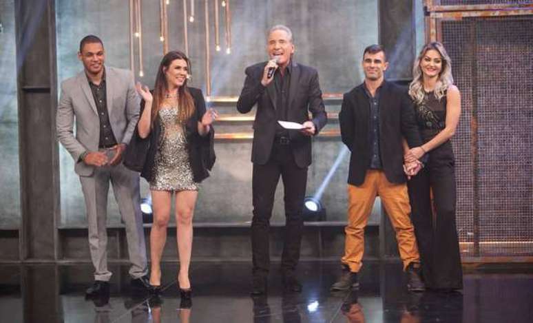 O apresentador Roberto Justus entre os casais finalistas do reality (Foto: Edu Moraes/Record)