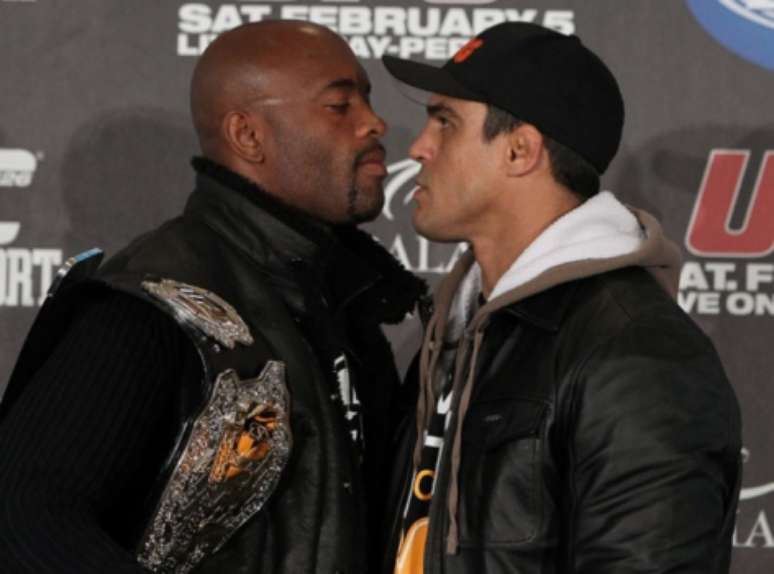 Anderson Silva e Vitor Belfort se enfrentaram no UFC 126 (FOTO: UFC)