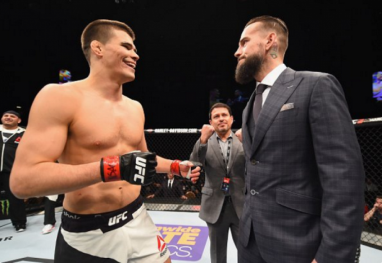 
                        
                        
                            Mickey Gall encara CM Punk no octógono para oficializar luta (FOTO: Reprodução)