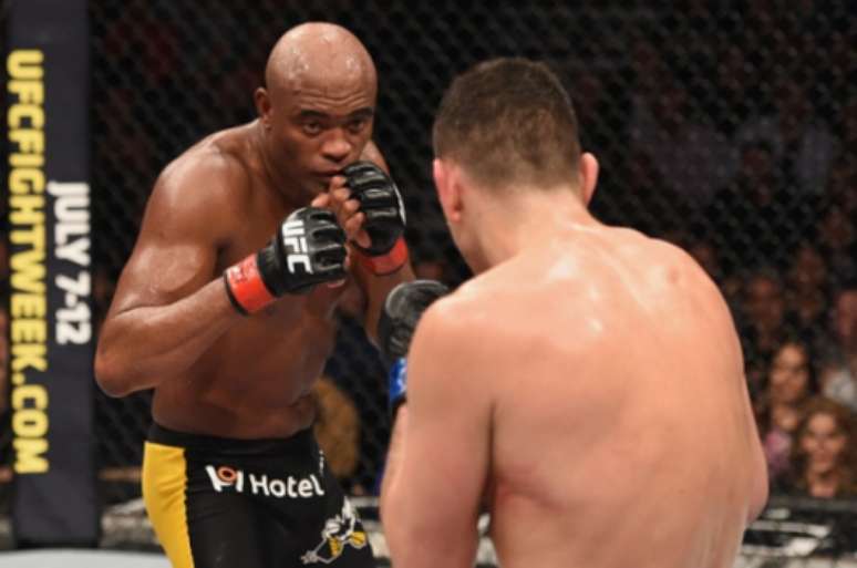 Anderson Silva encara Michael Bisping antes do UFC Londres (FOTO: Reprodução)