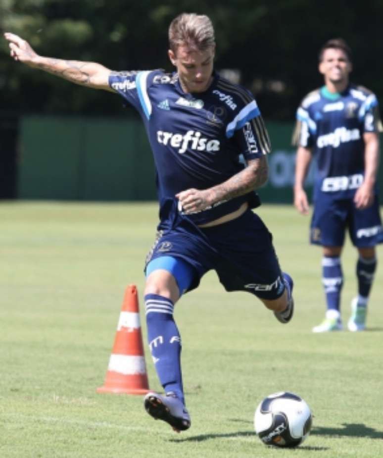 Róger Guedes em seus primeiros treinos pelo Palmeiras