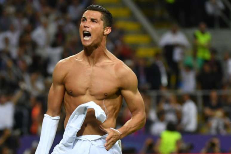 
                        
                        
                    Cristiano Ronaldo está perto de renovar com o Real Madrid (Foto: Gerard Julien / AFP)