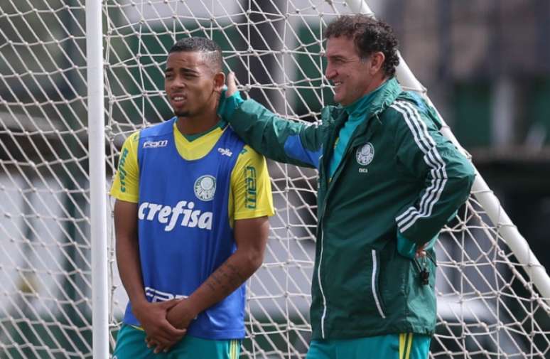 
                        
                        
                    Gabriel Jesus e Cuca conversam na Academia de Futebol (FOTO: Cesar Greco/Palmeiras)