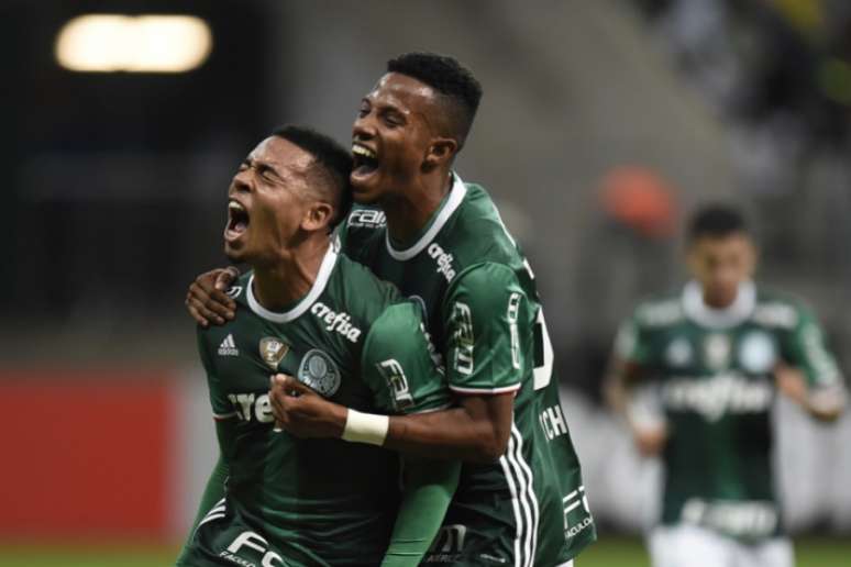 
                        
                        
                    Gabriel Jesus comemorando um dos gols da vitória sobre o América: clima não é dos melhores (Foto: Mauro Horita/Lancepress!)