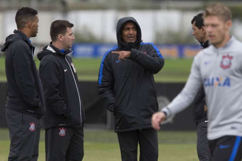 
                        
                        
                    Cristóvão Borges e membros da comissão técnica do Corinthians (Foto: Daniel Augusto Jr)