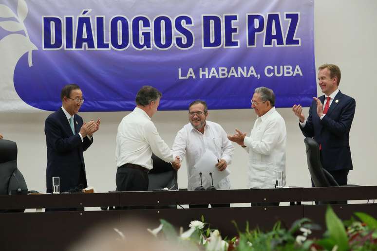 Timoleón Jiménez ou Timochenko, líder das Farc, Juan Manuel Santos Calderón, Presidente da Colombia, e Raúl Castro, de Cuba