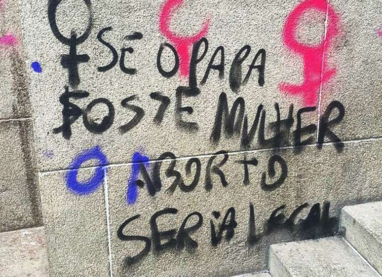 Pichação nas paredes da Catedral da Sé contra o projeto de lei de Eduardo Cunha (PMDB) que tipifica como crime contra a vida o anúncio de meio abortivo