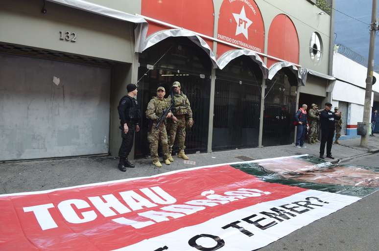 Os manifestantes estenderam uma faixa com a foto do presidente afastado da Câmara dos Deputados, Eduardo Cunha (PMDB-RJ) e os dizeres "Tchau, ladrão. E o Temer?".