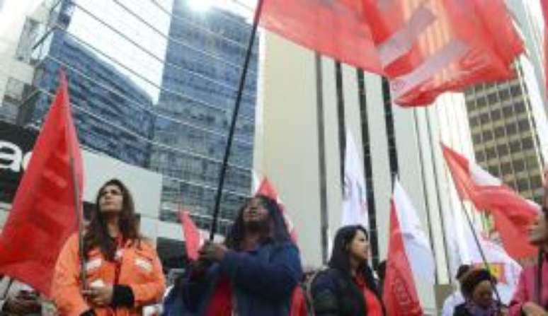 Movimentos sociais fazem ato em defesa da Petrobras e do Pré-Sal, em frente a sede da Petrobras na Avenida Paulista, região central 