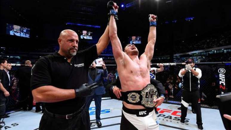 
                        
                        
                    Americano Stipe Miocic é o atual campeão dos pesados do UFC e defenderá o título em casa (FOTO: UFC)