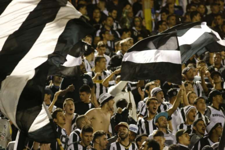 
                        
                        
                    Torcida do Botafogo vai torcer na Ilha do Governador, em breve (Rui Porto Filho/AGIF/Lancepress!)