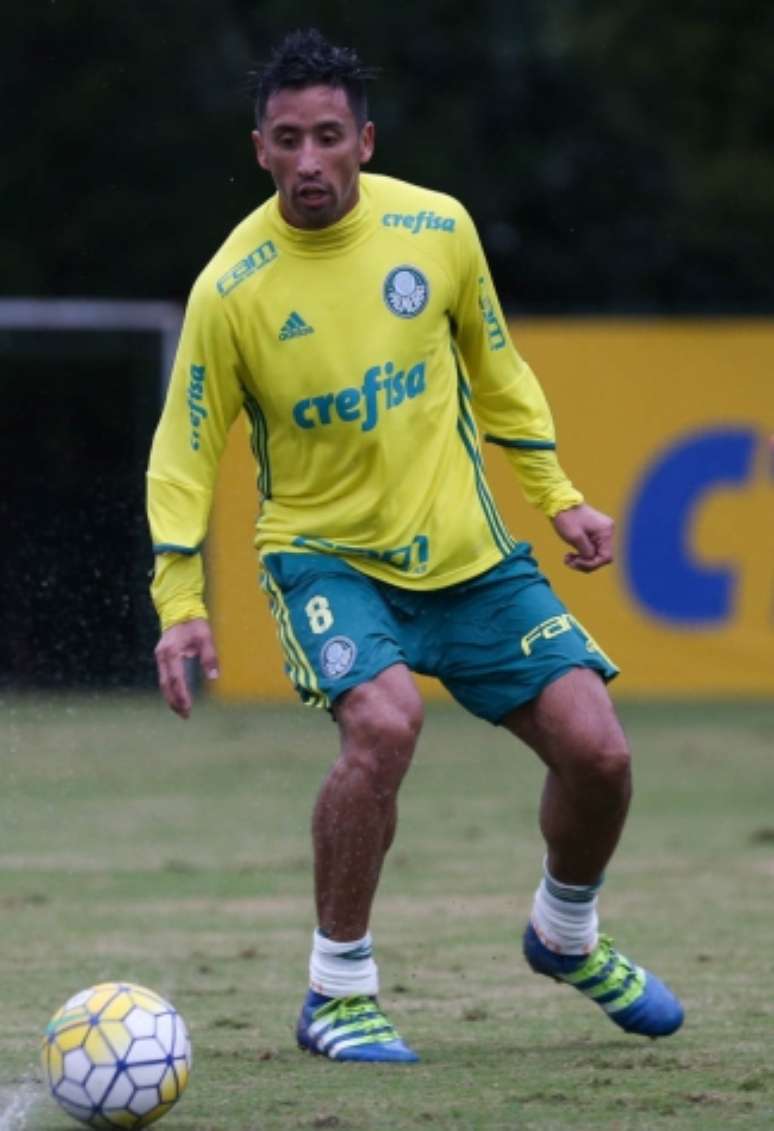 Lucas Barrios participou de todo o treino de quinta, aberto para a imprensa (Foto: Cesar Grego/Agência Palmeiras)