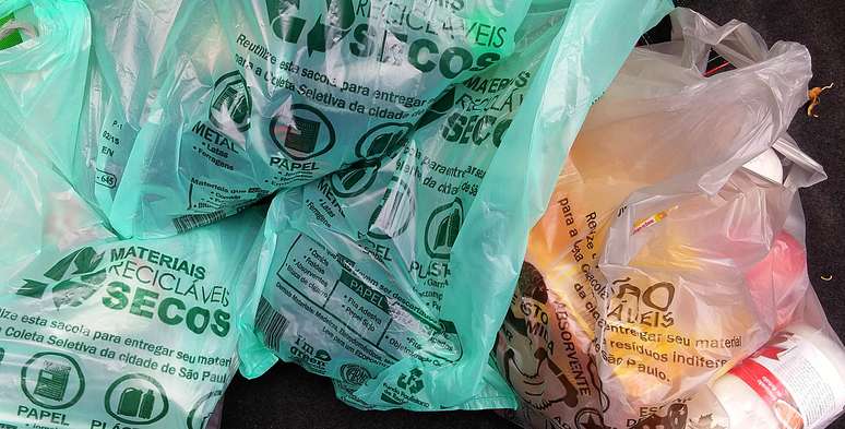 Há cerca de um ano e meio esses estabelecimentos não podem entregar as sacolinhas plásticas brancas e devem substituí-las por sacolas nas cores cinza e verde, a um custo médio de R$ 0,08.