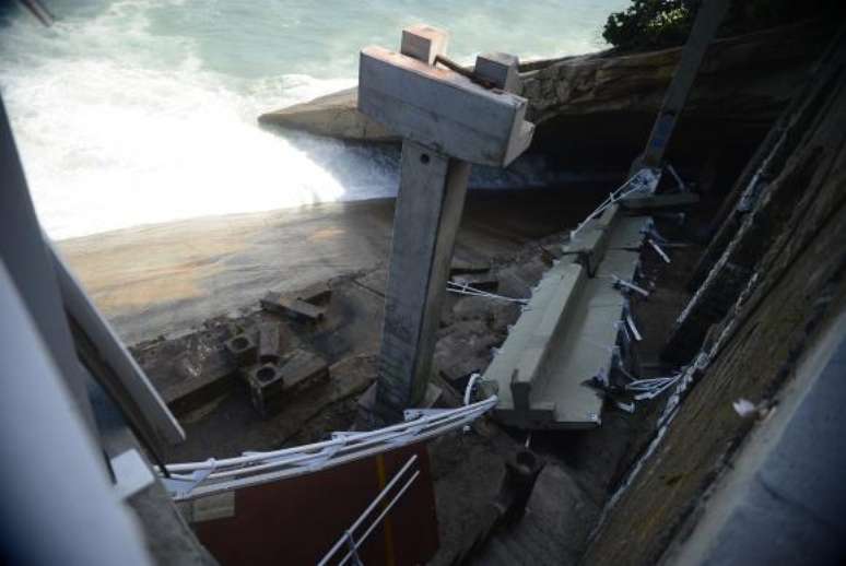 Rio de Janeiro - Desabamento de parte da Ciclovia Tim Maia, na Avenida Niemeyer, durante uma ressaca no mar de São Conrado, deixou mortos e feridos 