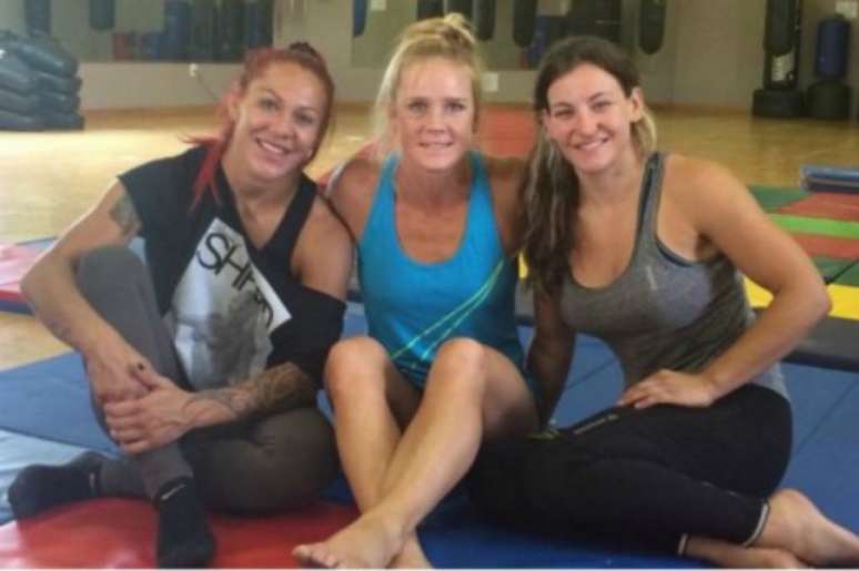 
                        
                        
                            Cris Cyborg, Holly Holm e Miesha Tate em gravação de filme nos Estados Unidos (FOTO: Reprodução)