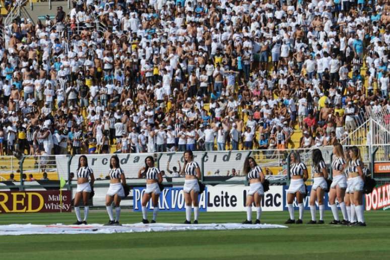 
                        
                        
                    Torcida do Santos tem comparecido em bom número no Pacaembu (Foto: Ivan Storti / Santos FC)