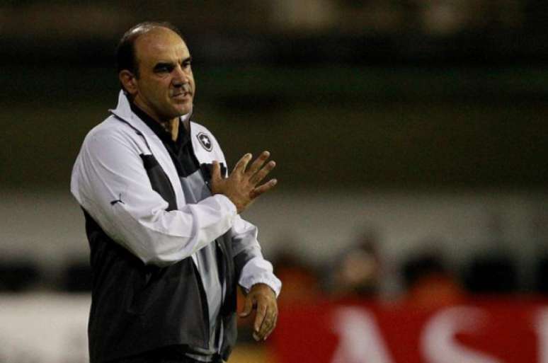 
                        
                        
                    Ricardo Gomes conversa bastante com os jogadores para ajustar os erros (Foto: Vitor Silva/SSPress/Botafogo)