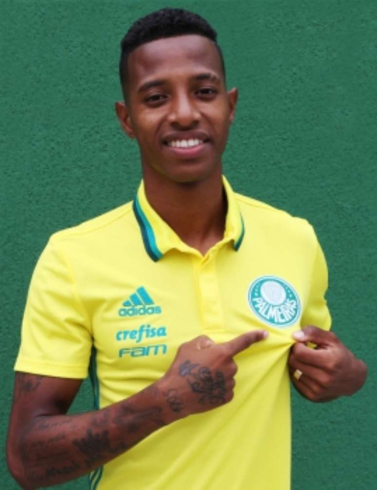 Tchê Tchê mostra o escudo do Palmeiras