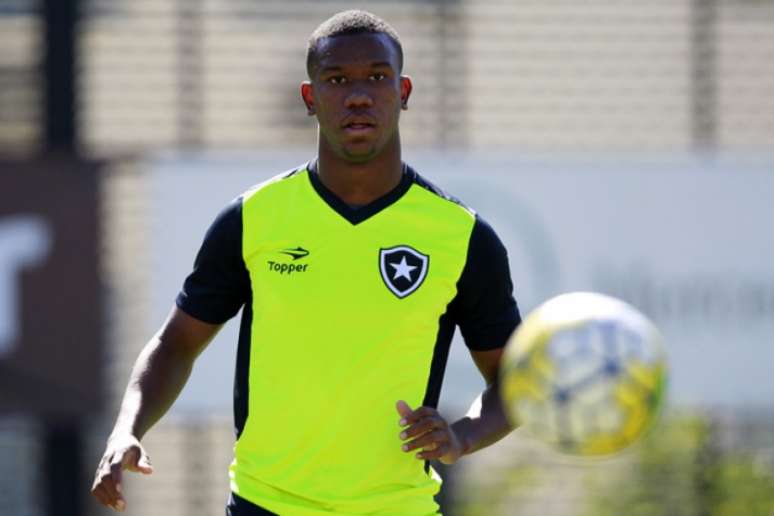 
                        
                        
                    Ribamar recuperou a vaga entre os titulares (Foto: Vitor Silva/SSPress/Botafogo)