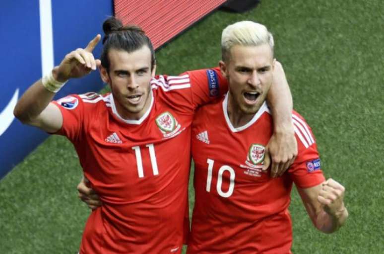 
                        
                        
                    Bale comemora com Ramsey o gol de País de Gales (Foto: Reprodução / Twitter)