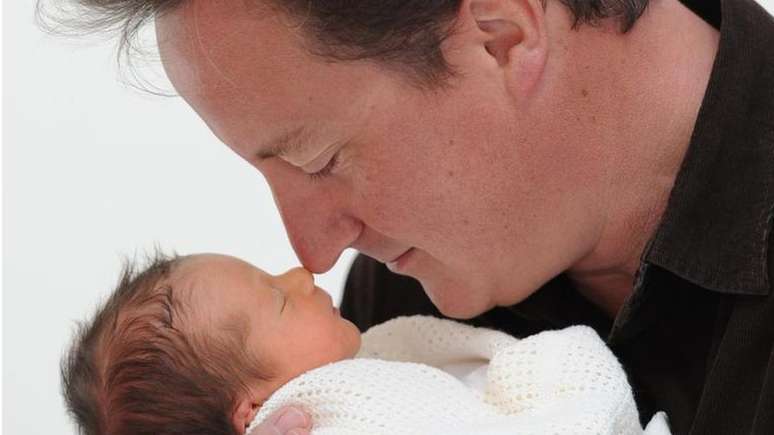 David Cameron e sua filha Florence, nascida quando ele já era premiê