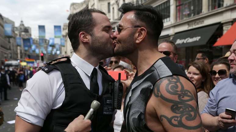 Este policial pediu o namorado em casamento na passeata no centro de Londres