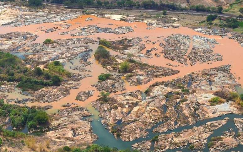 O rompimento da barragem do Fundão em Mariana deixou 19 pessoas mortas, causou destruição da vegetação nativa e poluiu a bacia do Rio Doce
