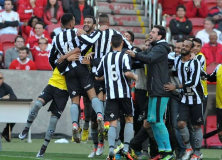
                        
                        
                    Jogadores do Botafogo comemoram um dos gols (foto: Ricardo Rimoli/LANCE!Press)
