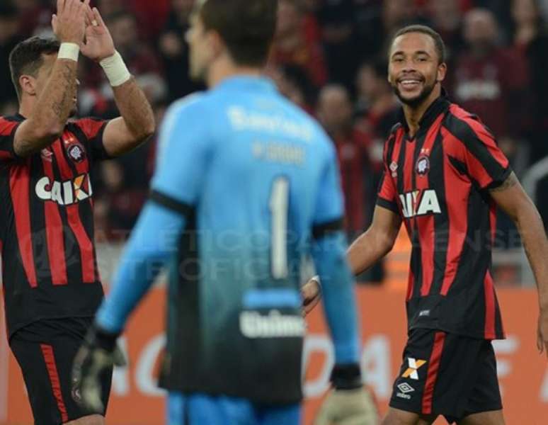 
                        
                        
                    André Lima e Hernani marcaram os gols atleticanos diante do Tricolor gaúcho. (Gustavo Oliveira/Atlético-PR)