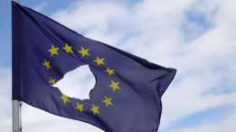 Bandeira da UE vandalizada na cidade de Knutsford Cheshire, no norte da Inglaterra