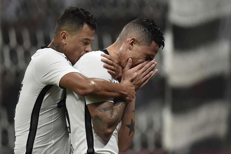 Luciano, jogador do Corinthians, comemora seu gol durante partida contra o Santa Cruz