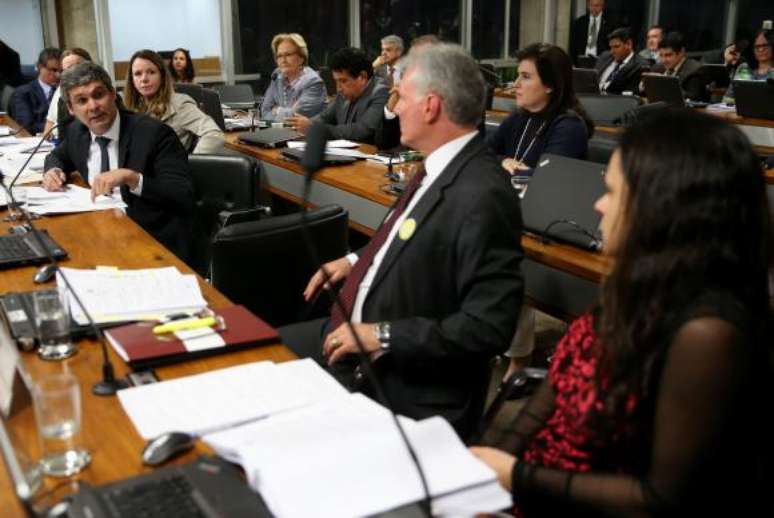 O senador Lindbergh Farias acusa Janaína Paschoal de ter sido contratada pelo PSDB  