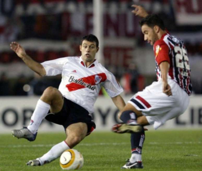 Mascherano pelo RiverPlate contra o São Paulo: volante argentino custou R$ 25 milhões ao Corinthians em 2005