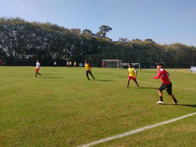 
                        
                        
                    Atacante Luiz Araújo tenta jogada pelos lados em atividade técnica nesta segunda (Foto: Marcio Porto)
