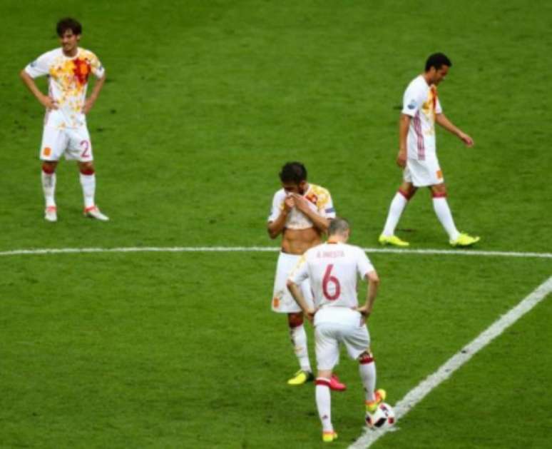 
                        
                        
                    Iniesta dá a saída após segundo gol italiano (Foto: Reprodução / Twitter)