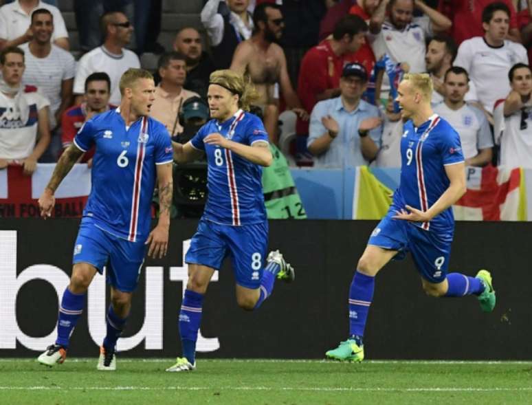 
                        
                        
                    Ragnar Sigurdsson marca o primeiro gol da Islândia (Foto: Tobias Schwarz / AFP)