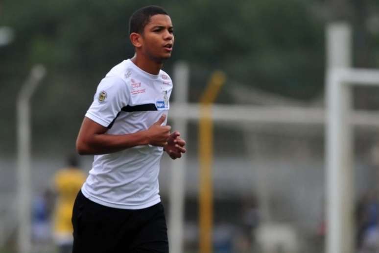 
                        
                        
                    Zagueiro está fora do Peixe há três semanas (Foto: Ivan Storti / Santos FC)