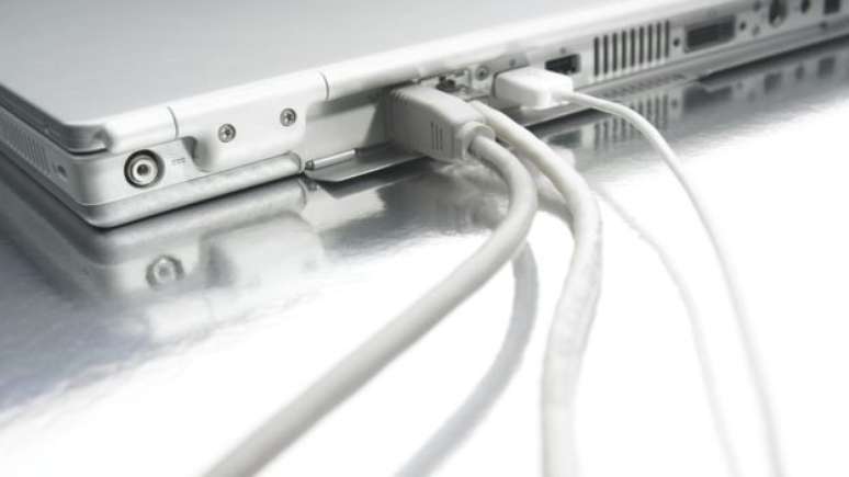 Remova todos os cabos, perif&eacute;ricos e pe&ccedil;as que consiga retirar sem for&ccedil;a, incluindo a bateria