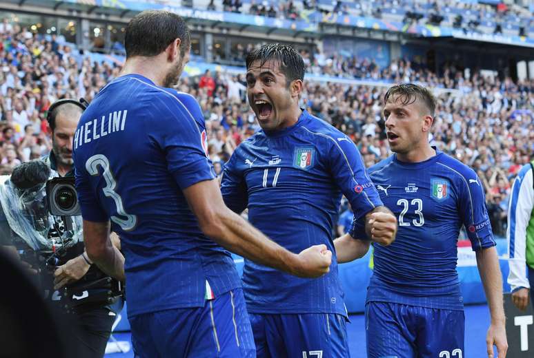 Jogadores da Itália comemoram o gol marcado por Chiellini, que inaugurou o placar da partida contra a Espanha