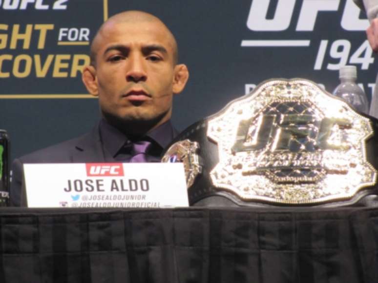 José Aldo encara Conor McGregor no UFC 194