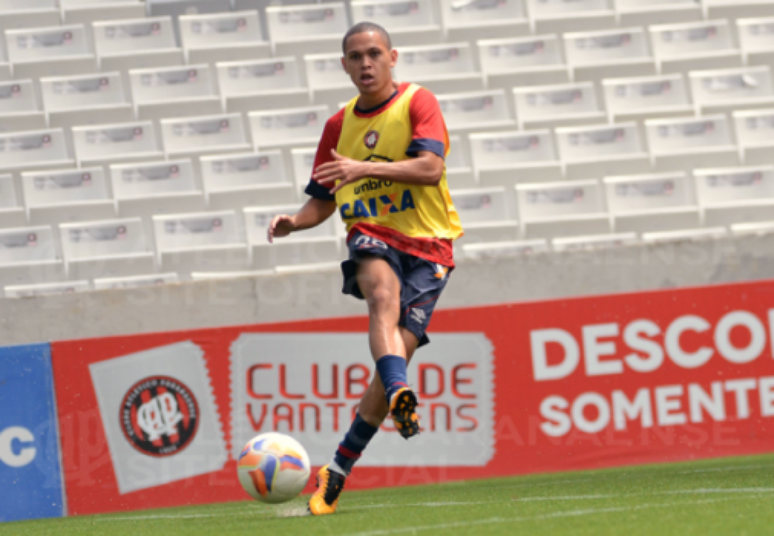 Marcos Guilherme fez cinco jogos pelo Atlético-PR